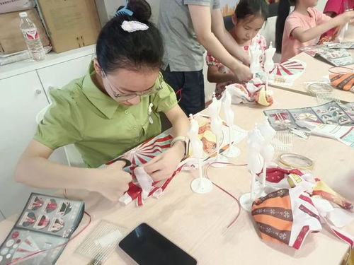 争当美容师小裁缝 普陀萌娃的暑期生活多姿多彩